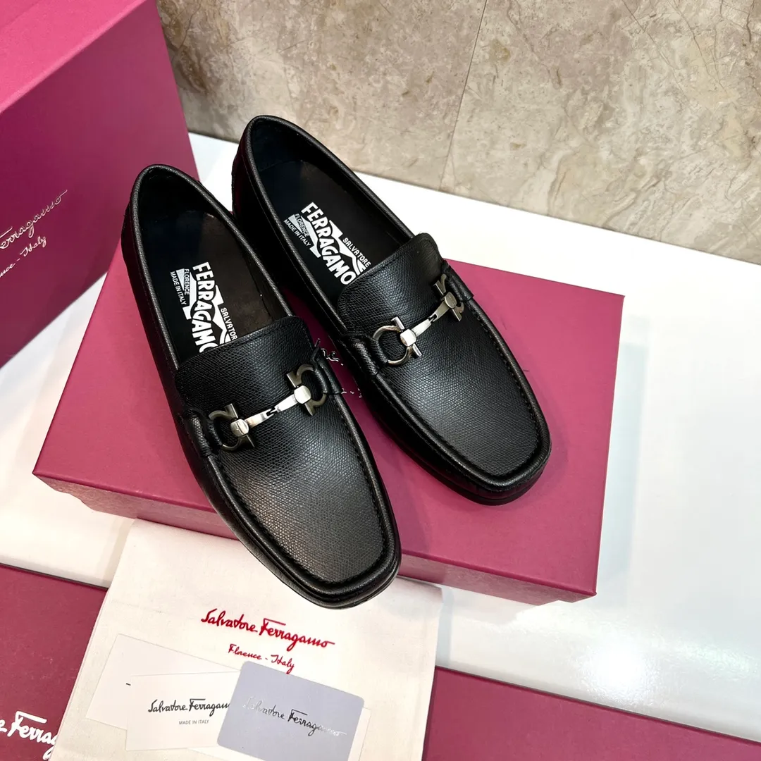 Original quality P780 Brand: Ferragamo Standard size: Men's size 39–44 (38.45 can be customized) Grade: Same style as the official website High-quality men's shoes Material: Customized first-layer calfskin with water-dyed cowhide lining Cowhide tiptoe Original non-slip and wear-resistant rubber outsole Style category: Men's formal business leather shoes are young and fashionable European and American trends British style Casual matching and comfortable feet Color: actual picture